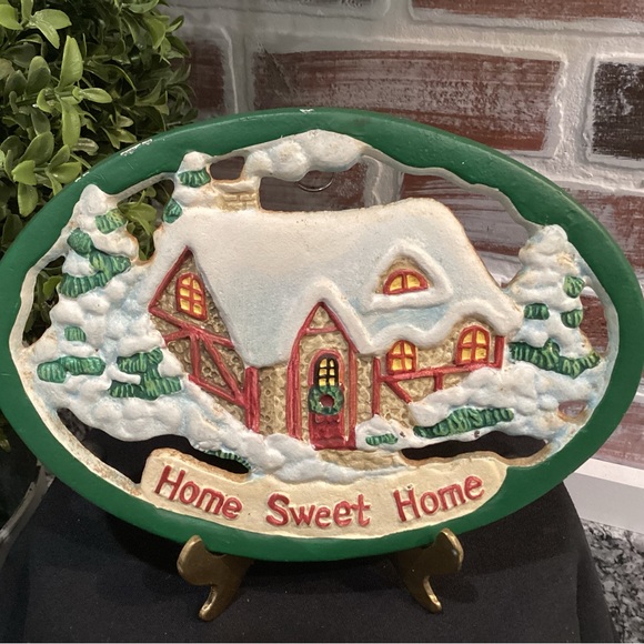 🟢 Vintage - 1999 - Avon Collectible “Home Sweet Home” Winter Cast Iron Trivet - Picture 2 of 9